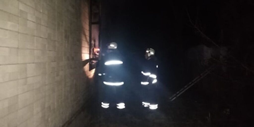 На Вінниччині рятувальники погасили пожежу двох приватних житлових будинків