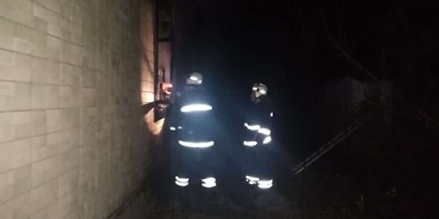 На Вінниччині рятувальники погасили пожежу двох приватних житлових будинків