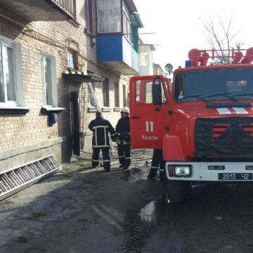 Під час пожежі в квартирі бійці ДСНС врятували двох людей у Козятинському районі