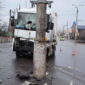 У Вінниці вантажівка в'їхала у опору - водій загинув