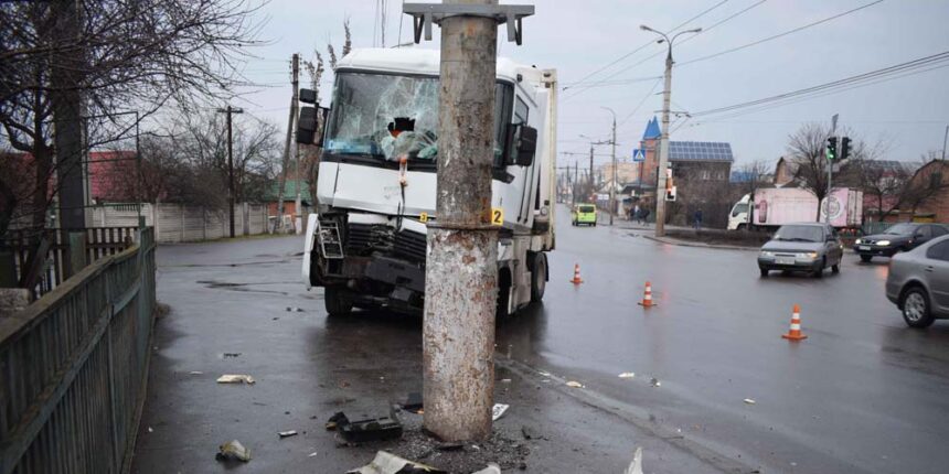 У Вінниці вантажівка в'їхала у опору - водій загинув