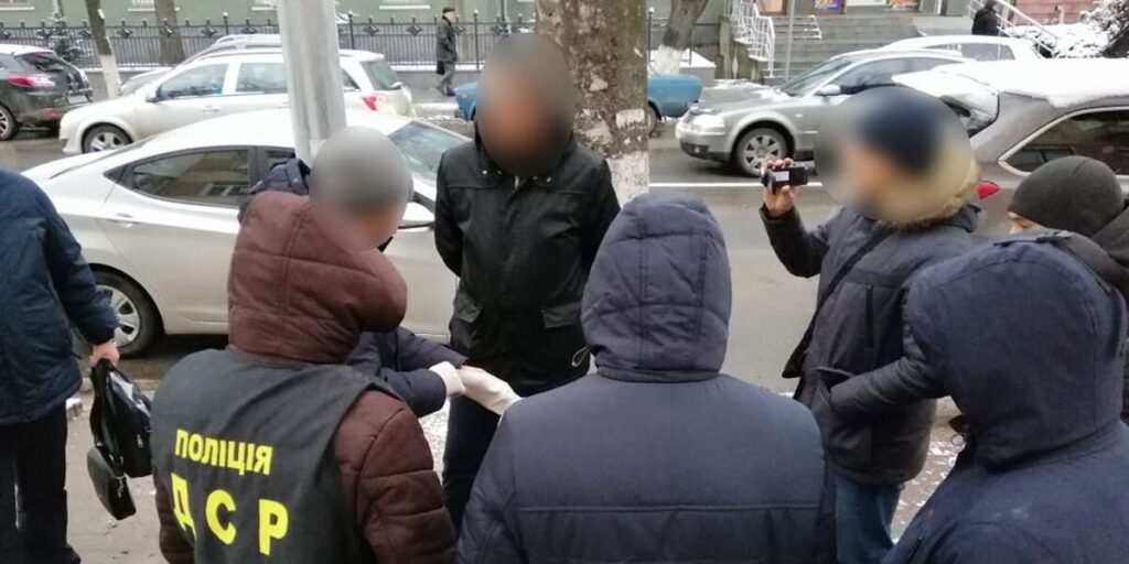 У Вінниці затримали депутата обласної ради на хабарі у 300 доларів