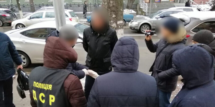 У Вінниці затримали депутата обласної ради на хабарі у 300 доларів