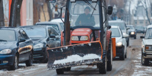 У Вінниці водіїв просять не паркуватись на узбіччях - працює снігоприбиральна техніка