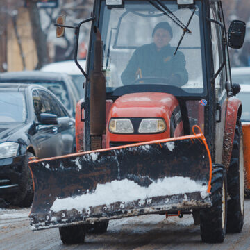 У Вінниці водіїв просять не паркуватись на узбіччях - працює снігоприбиральна техніка