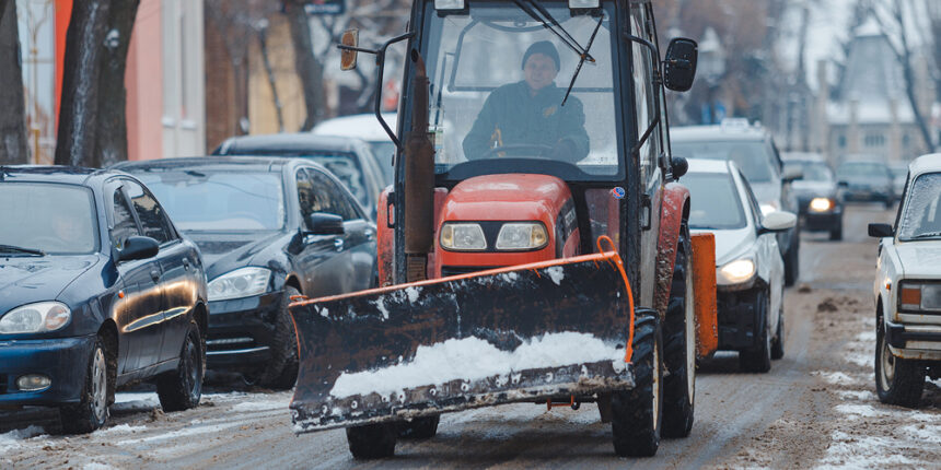 У Вінниці водіїв просять не паркуватись на узбіччях - працює снігоприбиральна техніка