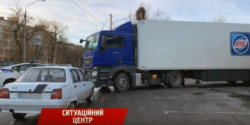 У Вінниці біля АТБ вантажівка зіткнулась із легковим авто