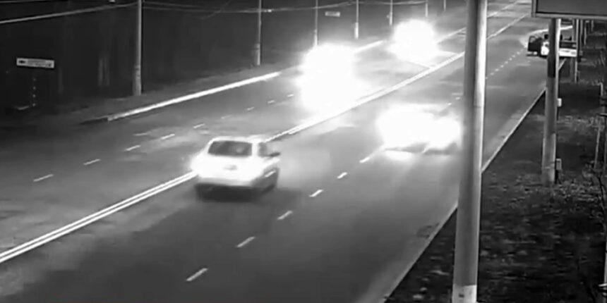 У Вінниці чорний "бумер" протаранив припарковане на узбіччі авто