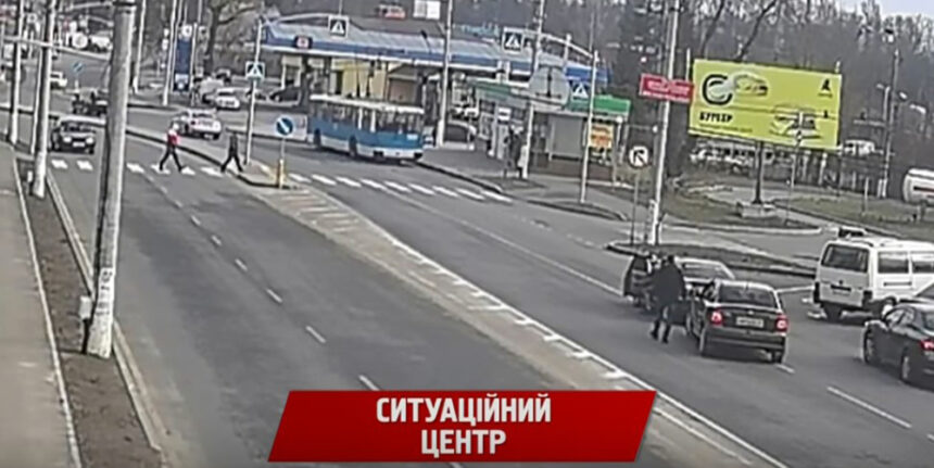 На вул.Пирогова у Вінниці чорний Опель "догнав" чорний БМВ