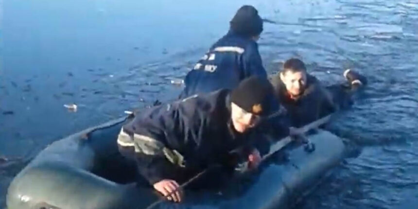 Повідомлення про те, що у місцевому ставку в селі Качанівка Хмільницького району у воді опинилася людина надійшло до Служби порятунку 8 лютого о 13:05. "До місця виклику було направлено Комунальну місцеву пожежну частину с. Війтівці та ДПРЧ-9 районного центру" — інформує ГУ ДСНС України у Вінницькій області. Прибувши до місця виклику, рятувальники з'ясували, що в місцевому ставку на відстані орієнтовно 50 метрів в воді знаходиться чоловік. Ще одна людина на автомобільній камері намагалася дістатись потерпілого. Рятувальники за допомогою надувного човна наблизилися до ополонки та витягли потопаючого з водойми. Чоловіка передали працівникам екстреної медичної допомоги. До проведення аварійно-рятувальних робіт від ДСНС залучалося п’ять чоловік особового складу та два спецавтомобілі. Нагадаємо,