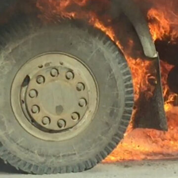 Вінниччина: Колесо бензовозу вибухнуло, травмувавши водія, що намагався загасити пожежу