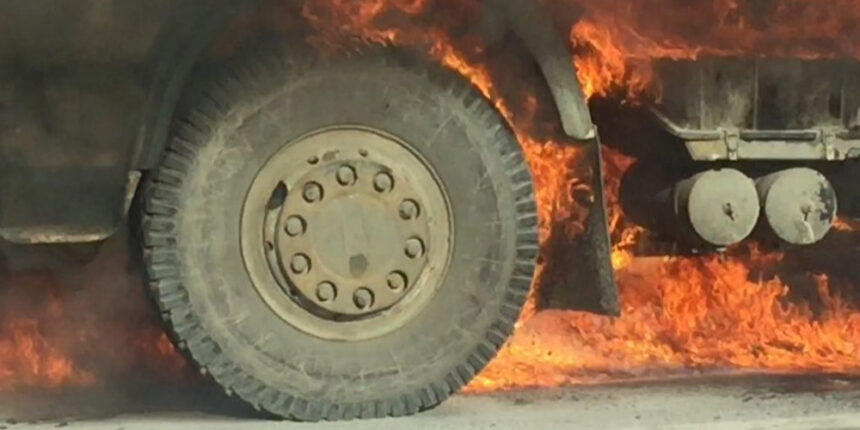Вінниччина: Колесо бензовозу вибухнуло, травмувавши водія, що намагався загасити пожежу