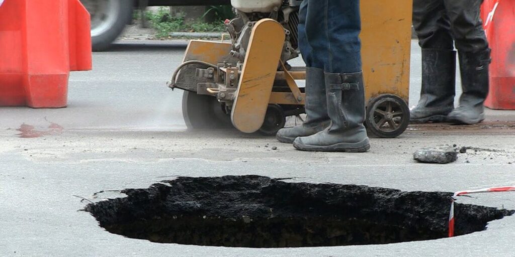 "Вінницяоблводоканал" ремонтує мережу на вул.архітектора Артинова