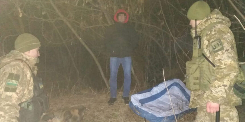 Могилів-Подільські прикордонники затримали чоловіка, який хотів переплисти Дністер у надувному басейні