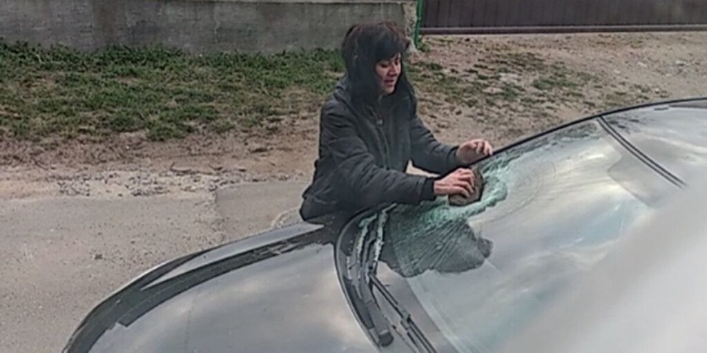 Втікаючи від медиків і поліції у Вінниці, жінка розбила камінцем скло у машині