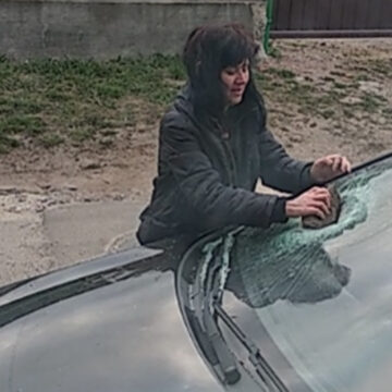 Втікаючи від медиків і поліції у Вінниці, жінка розбила камінцем скло у машині