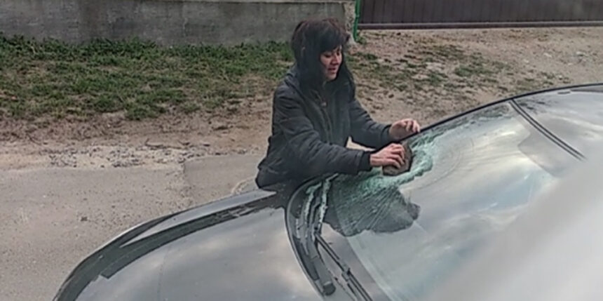 Втікаючи від медиків і поліції у Вінниці, жінка розбила камінцем скло у машині