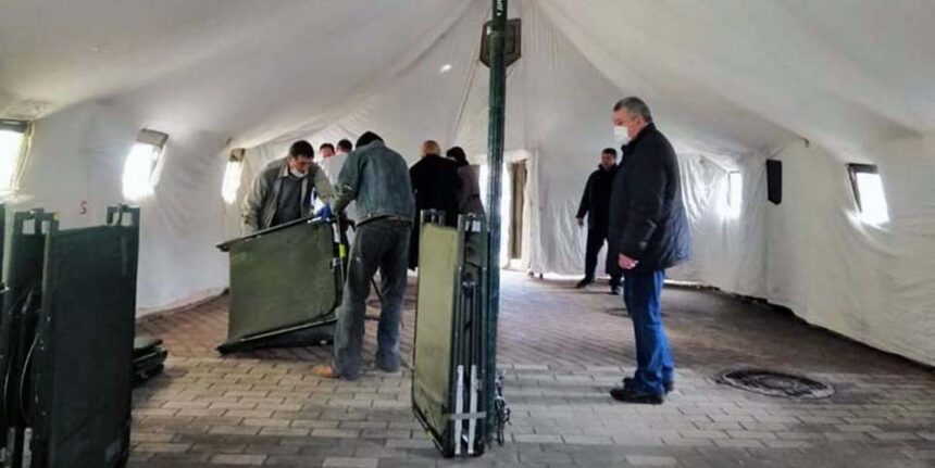 Біля інфекційного відділення Жмеринськоі лікарні розгорнули військово-польовий намет