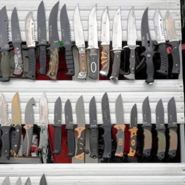 У Калинівці на ринку вилучили 35 ножів із ознаками холодної зброї