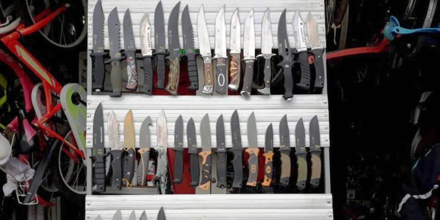 У Калинівці на ринку вилучили 35 ножів із ознаками холодної зброї
