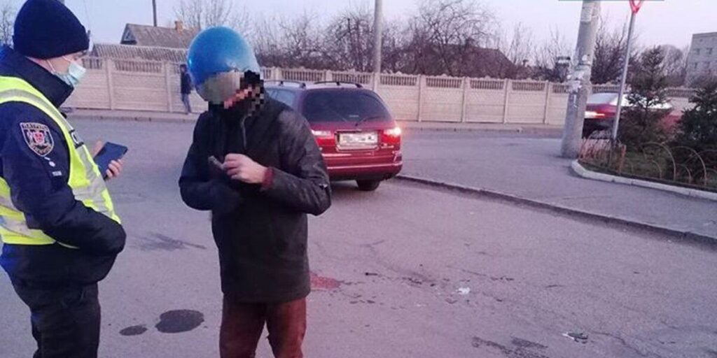 Нетверезий мопедист у Вінниці зіткнувся з автомобілем Toyota Corolla
