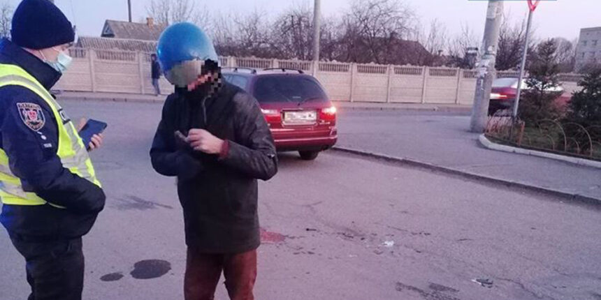 Нетверезий мопедист у Вінниці зіткнувся з автомобілем Toyota Corolla