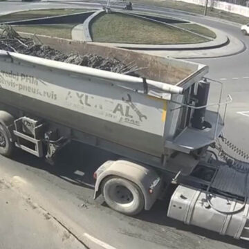 Вантажний автомобіль забруднив проїжджу частину на круговому перехресті