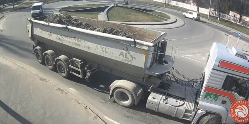 Вантажний автомобіль забруднив проїжджу частину на круговому перехресті