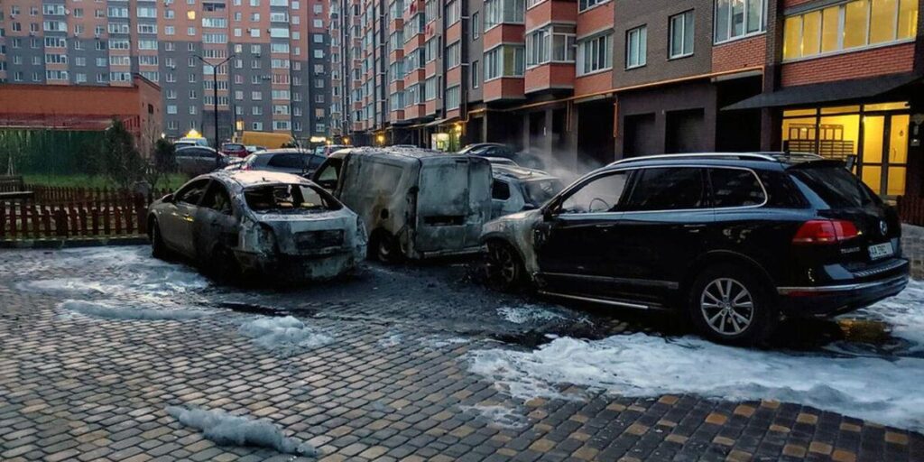 У Вінниці розшукують зловмисника, який в одну ніч спалив чотири автомобіля