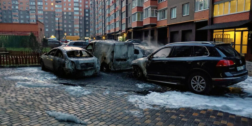 У Вінниці розшукують зловмисника, який в одну ніч спалив чотири автомобіля