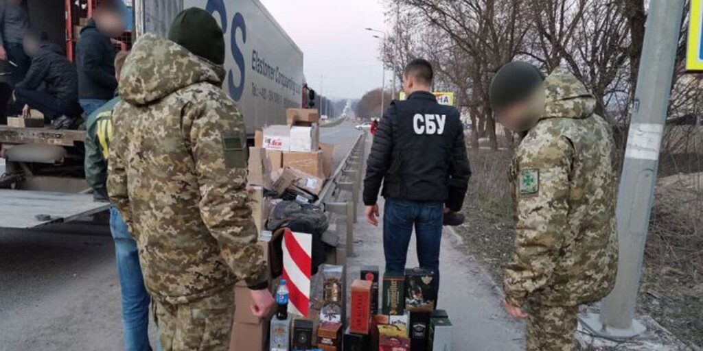 На Вінниччині під час обшуку автомобіля вилучено 1700 літрів фальсифікованого алкоголю