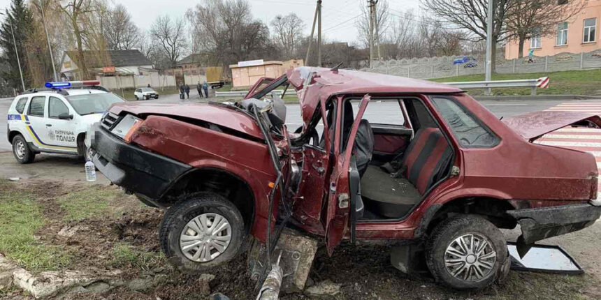 У Вінницькому районі автомобіль врізався в електроопору, пасажири госпіталізовані