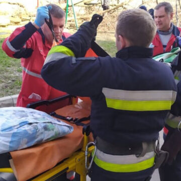 У Вінниці хвору пенсоінерку доправили до лікарні за допомогою рятувальників