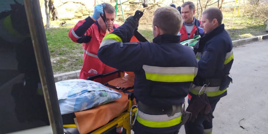 У Вінниці хвору пенсоінерку доправили до лікарні за допомогою рятувальників