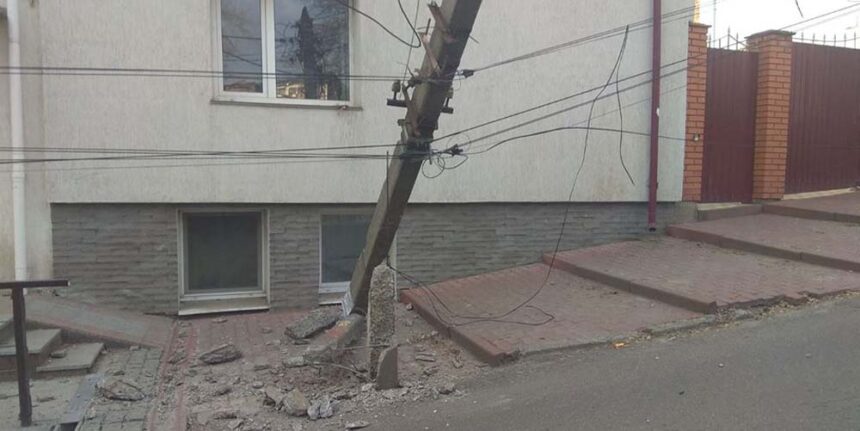 Водій "Газелі" у Вінниці зніс стовп по вулиці Мури