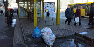 Муніципальна варта Вінниці оштрафувала прибиральницю, яка засмітила зупинку