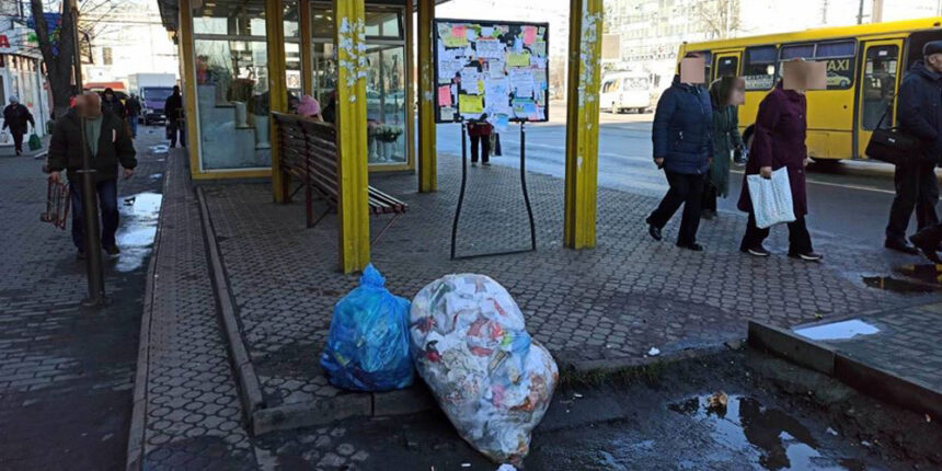 Муніципальна варта Вінниці оштрафувала прибиральницю, яка засмітила зупинку
