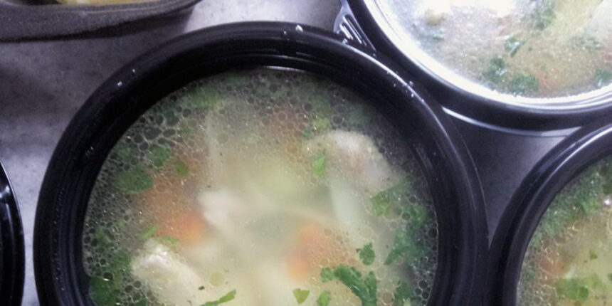 У Вінниці ще одна компанія годує одиноких стареньких в умовах карантину