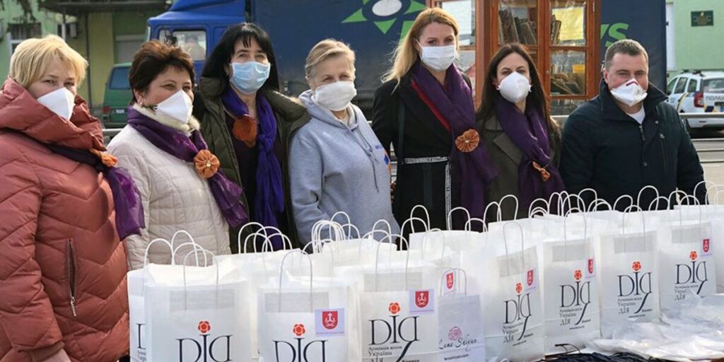 Вінницькі активістки зібрали у зону ООС гуманітарний вантаж із захисними масками