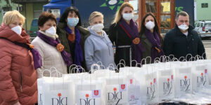Вінницькі активістки зібрали у зону ООС гуманітарний вантаж із захисними масками