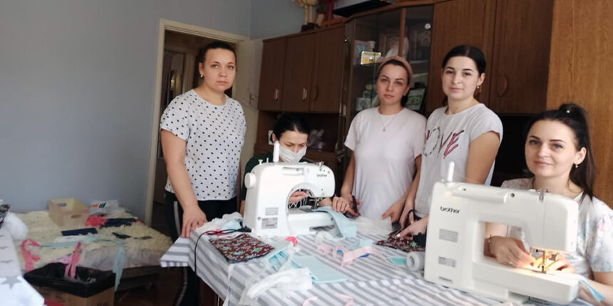 Вінницькі активістки безкоштовно шиють захисні маски для місцевого військового гарнізону