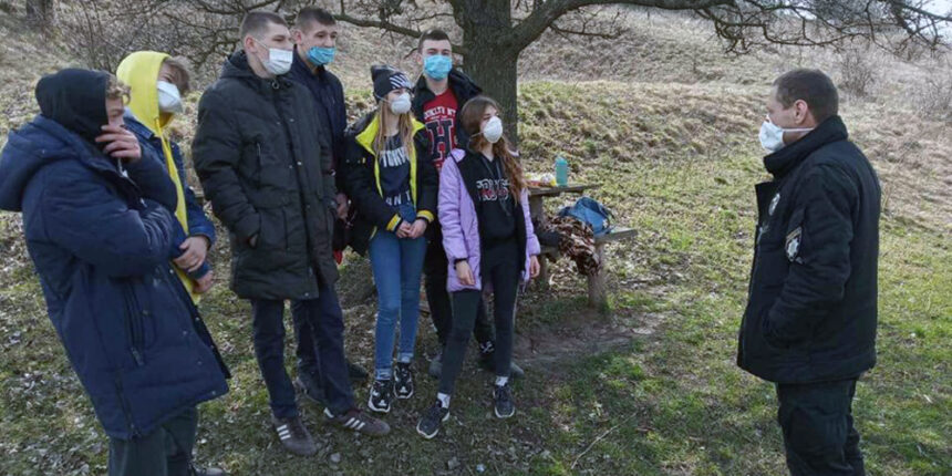 На Вінниччині підлітків, які влаштували пікнік, попередили про небезпеку covid-19