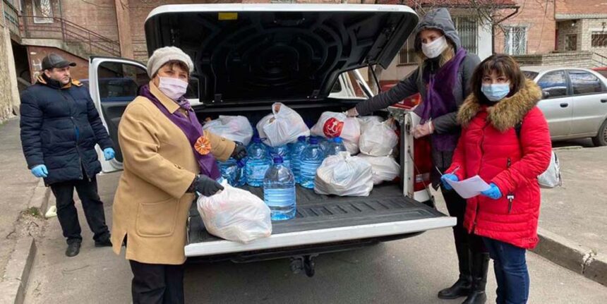 За день активістки доставили продукти у оселі 200 літніх вінничан