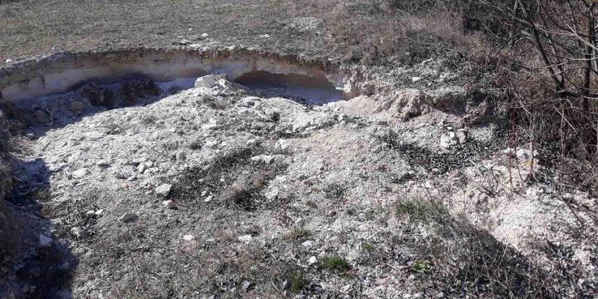 У Барському районі чоловік незаконно возив піщаник з старого кар'єру