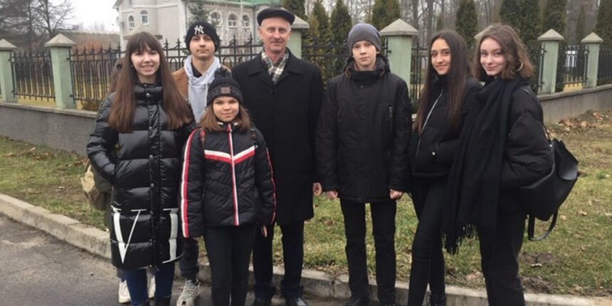 Юні лісівники «Екодім» змайстрували 51 шпаківню та висадили біля школи сосни