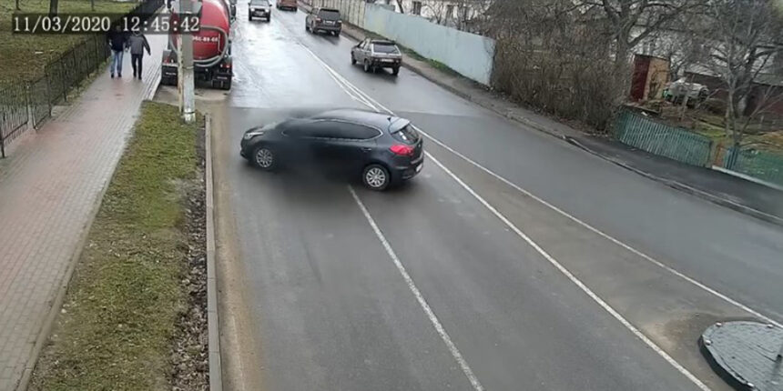 У Вінниці жінка за кермом "КІА", знесла металевий паркан