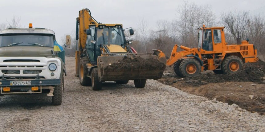 У Вінниці будівельники підготували щебеневу основу нової дороги на вул.Гонти