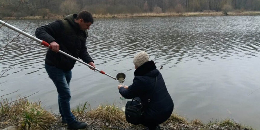 З Південного Бугу у Вінниці взяли проби води для вивчення