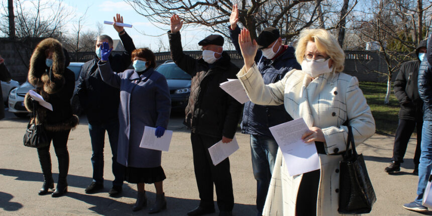У Калинівці через карантин сесію міськради зібрали надворі