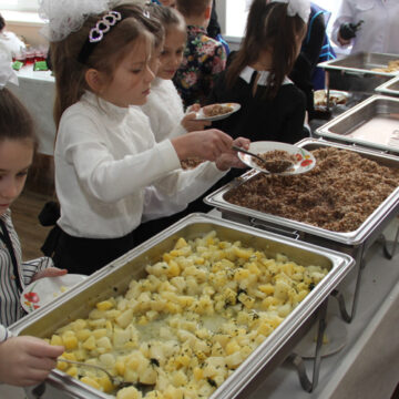 “Можна їсти, скільки хочеш!” У школі № 9 показали, як харчуються учні за новою системою